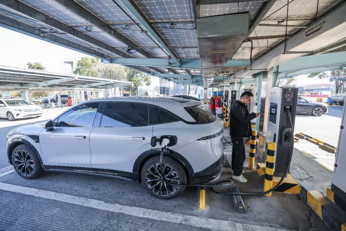 2026年1月7日，在G50滬渝高速長興服務區，新能源車主使用新安裝的大功率充電樁給車充電。新華社記者 徐昱 攝
