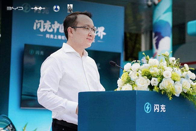 （图为比亚迪集团闪充业务总经理王俊保发言）