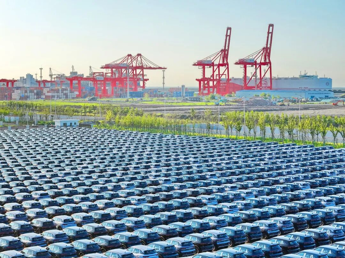 5月29日在南通洋呂鐵路物流基地拍攝的等待裝船的新能源汽車（無人機照片）。新華社發（許叢軍 攝）