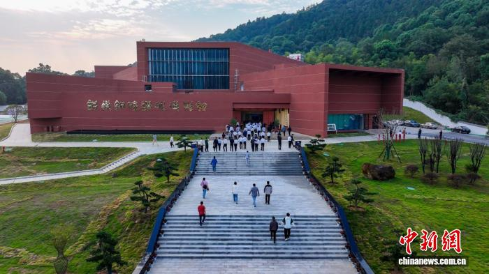 图为游客参观江西瑞昌铜岭铜矿遗址博物馆。(资料图)魏东升 摄