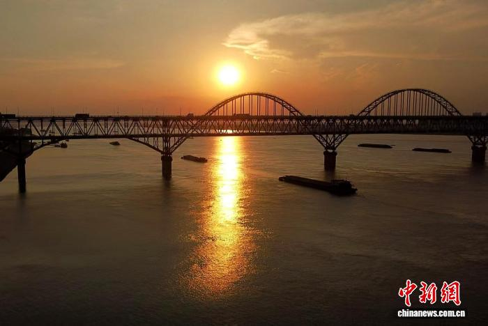 图为长江九江段烟波浩渺，航道船舶来往不断。(资料图)刘家 摄