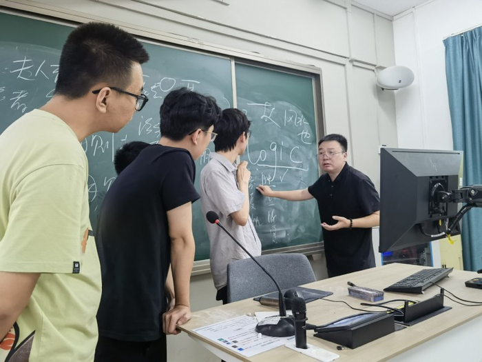 图3 经世易格首席顾问邵玺在讲座现场与师生交流。
