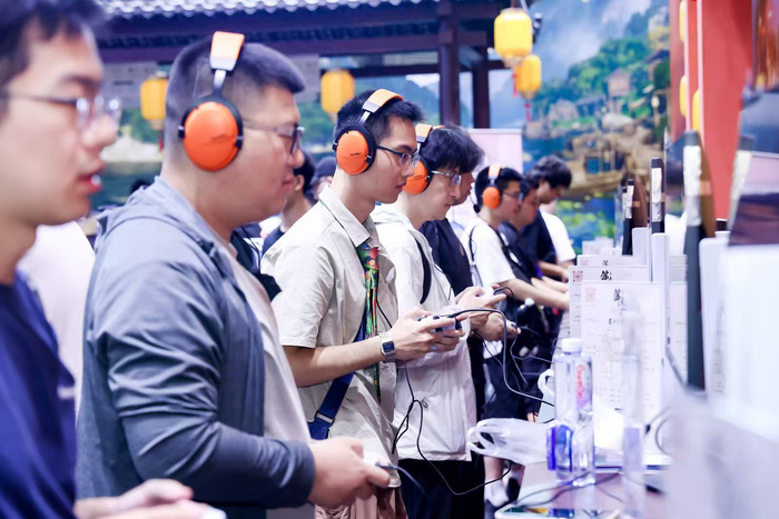 游戏玩家在现场体验单机游戏 （受访者供图）