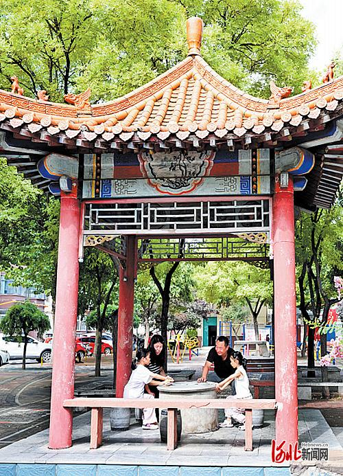 8月13日，邢台市信都区北大郭东区居民在社区里休闲娱乐。河北日报记者 赵永辉摄