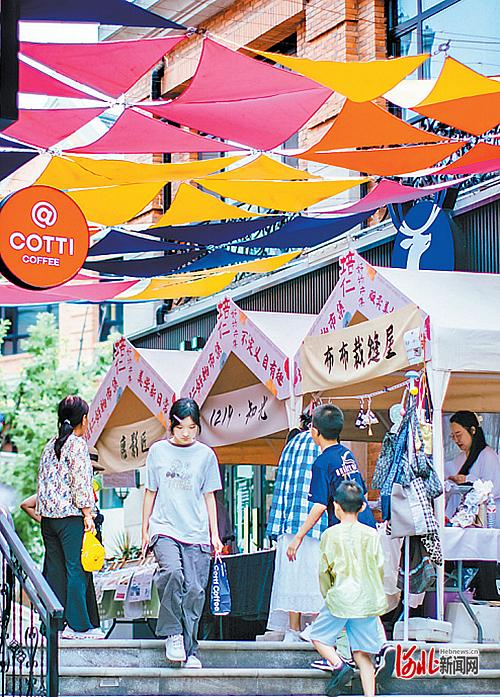 日前，市民在唐山培仁历史文化街逛好物市集。 王 辰摄