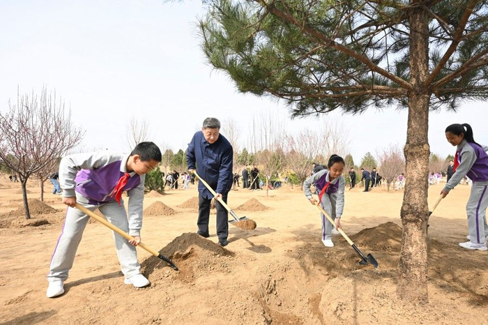 2026年3月30日，习近平总书记来到北京市昌平区百善镇参加首都义务植树活动。新华社记者 燕雁 摄