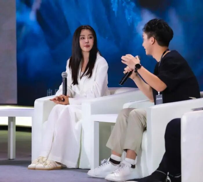 8月15日，王祖贤在广州谈起AI数字影像短片《倩影》的幕后故事。主办方 供图