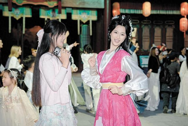 罗心愿在横店景区当NPC，饰演黄蓉。