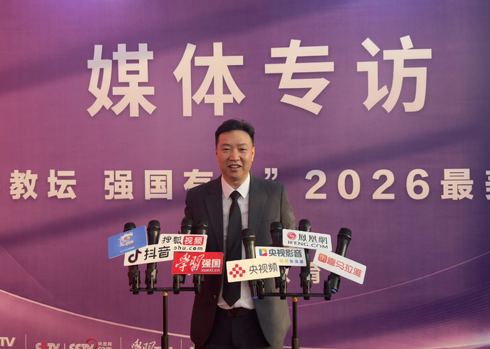 （上图为：张跃波教授接受媒体采访）
