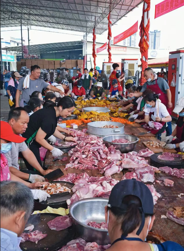 百合马山爱心厨房在备餐&nbsp;来源：视频截图