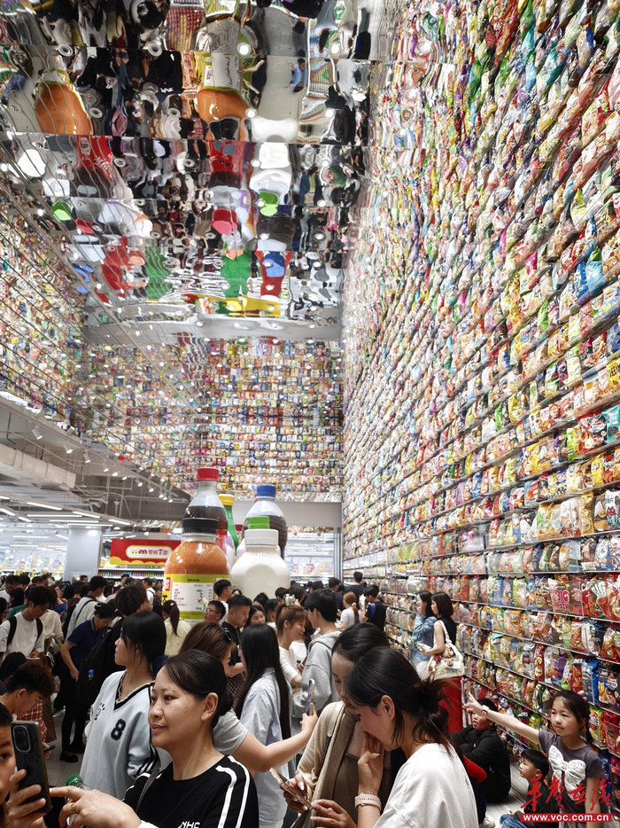 (游客在零食王国。李梓潇 摄)