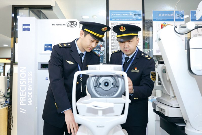 杭州市市场监管局执法人员走进眼镜店，实地检查计量器具强制检定情况。