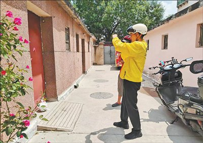 山东省滨州市市场监管局干部在体验送外卖。受访单位供图