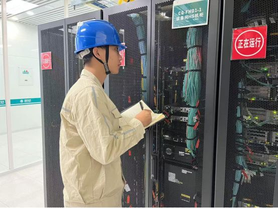 国网重庆信通公司员工检查智算中心运行状况。胡娇 摄