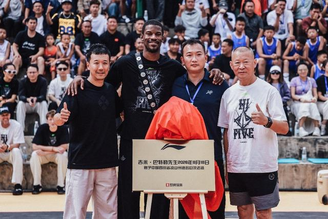 公益篮球场揭牌仪式。主办方供图