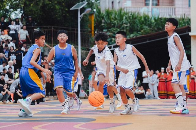 少年参加在新球场的第一次比赛。主办方供图