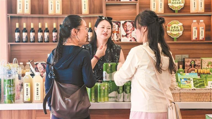 梵净抹茶精酿总经销负责人丰敏向游客推荐产品。        杨阳萌 摄