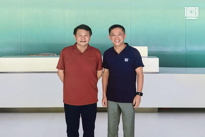 图5:国家天文台原台长严俊(左)与鑫图光电总经理陈兵(右)
