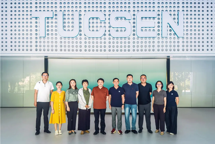 图1:项目验收专家组与鑫图光电项目团队合影