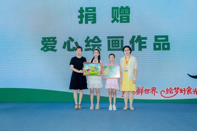 ▲上海市儿童基金会、儿童医学中心接受学生代表赠画
