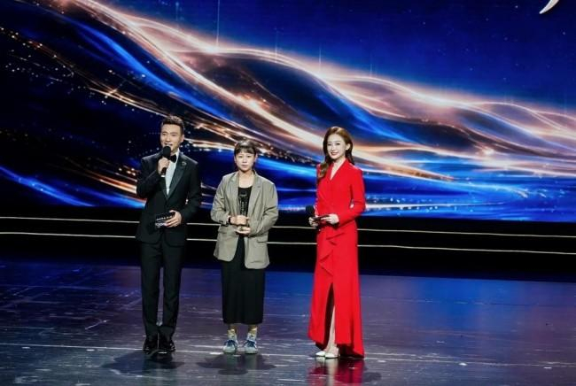 图注：喜马拉雅多人有声剧《小巷人家》主创团队代表上台领奖