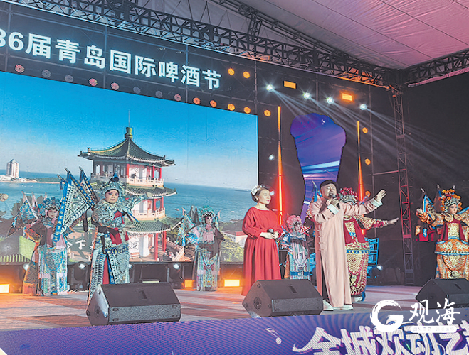 高雅艺术走进历史城区，为啤酒节增添文艺气息。余瑞新 摄
