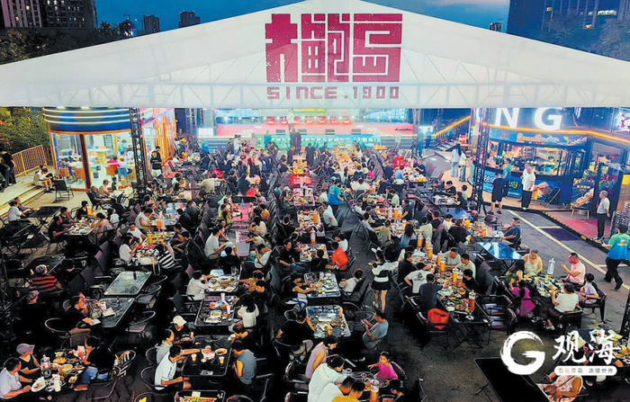 青岛啤酒节老城会场（大鲍岛）啤酒花园广场人气爆棚。邢志峰 摄