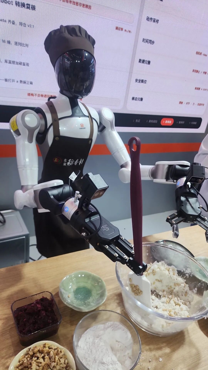 　机器人现场做月饼 图片来源：每经记者 杨卉 摄