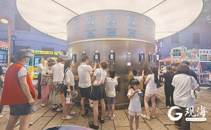 市民游客在“青啤交易所”自助打酒。余瑞新 摄