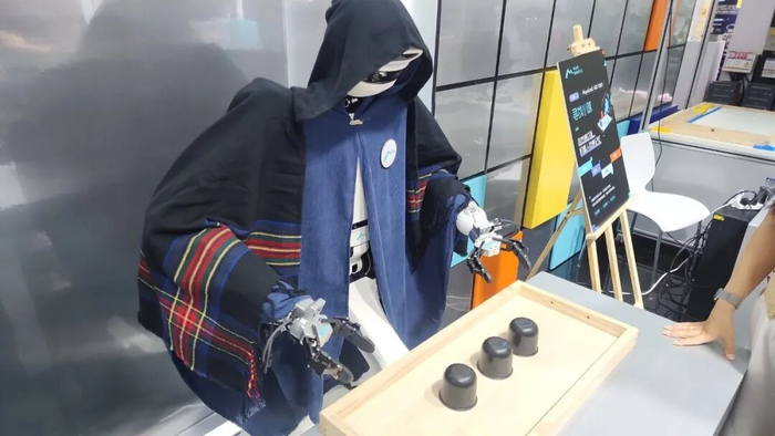 在具身模型支持下，机器人自行记忆，完成找球游戏。图片来源：每经记者 杨卉 摄