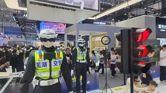 　墨甲机器人在现场演示交通场景的应用。图片来源：每经记者 杨卉 摄