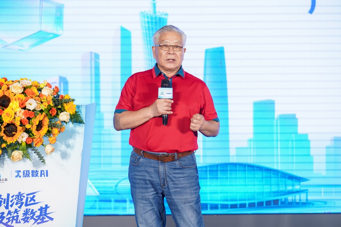 （图：广东省创投协会顾问 李春洪 主任致辞）