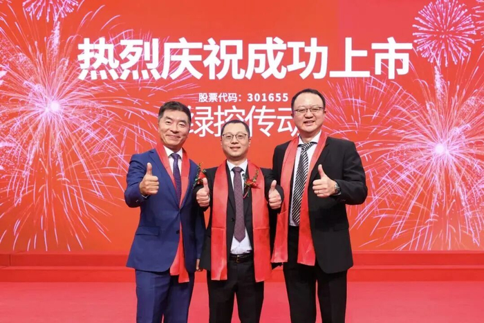 知壹投资创始人、CEO赵福（左），联合创始人、董事总经理刘永瑞（右）与绿控传动董事长李磊（中）在上市仪式现场