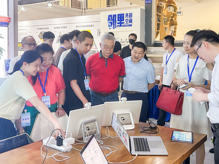 （图：现场来宾咨询级数AI产品）