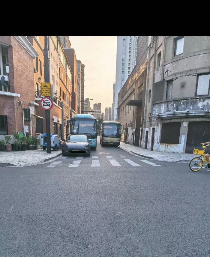 旅游大巴占道违停 骑车人通行受阻 黄浦交警：将加大巡逻管控力度|机动车道|黄浦区|上海市|私家车|出租车_手机新浪网