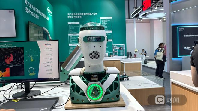 英飞凌360°全域感知人形机器人头 撒元明/摄