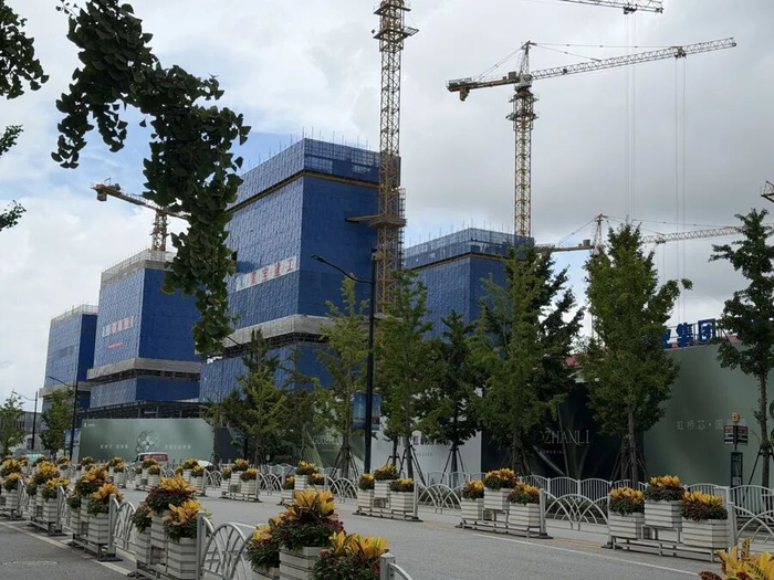 位于青浦徐泾的新盘，周末迎来不少到访客户。 戚颖璞 摄