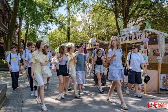 接待入境游客 图据崇州文旅