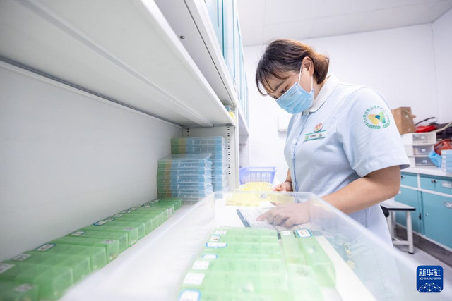 8月11日，沈婉婷在浙江省湖州市蜀山养护院的药房给老人配药。 新华社发（伊凡 摄）