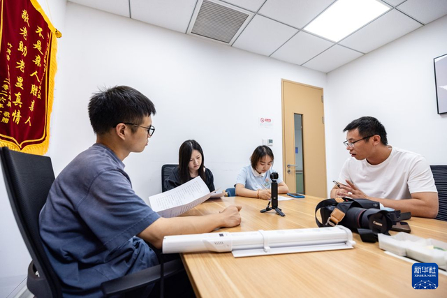 8月11日，浙江省湖州市蜀山养护院内，主创团队在会议室里商量拍摄脚本。 新华社发（伊凡 摄）