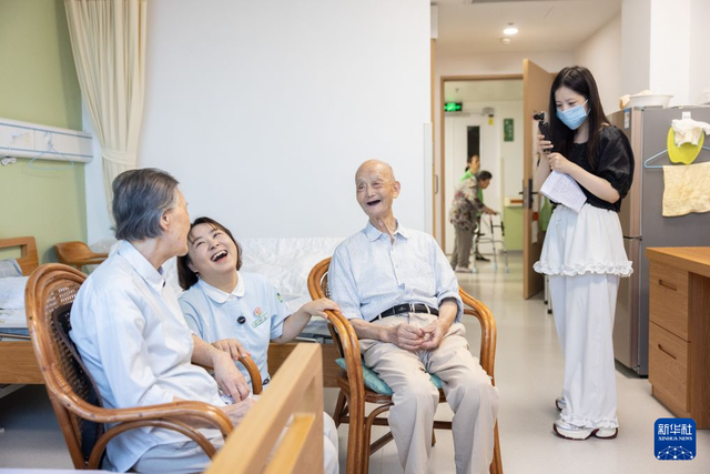 8月11日，浙江省湖州市蜀山养护院内，沈婉婷（左二）和老人们共同拍摄视频。 新华社发（伊凡 摄）