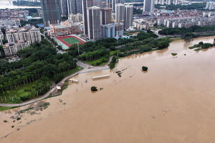▲8月24日，广西南宁市，受台风“紫檀”及上游降雨影响，邕江水位持续上涨 图据视觉中国