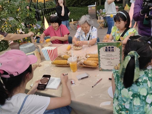 剥玉米大赛 钟菡 摄