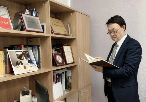 ▲上海大学医学院附属眼科中心、上海普瑞眼科常务副院长王富彬