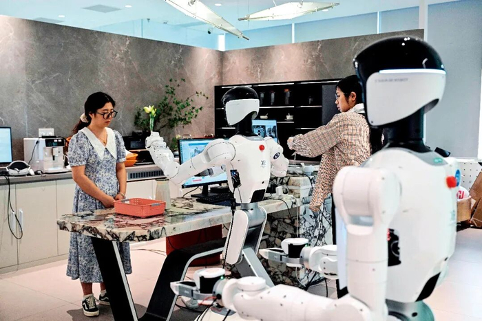 5月22日，廣東深圳市，自變量機器人工廠內，工程師訓練人形機器人做家務。