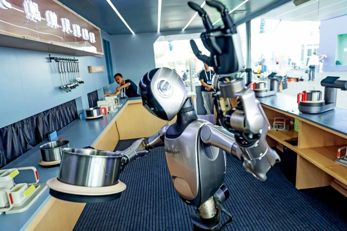 螞蟻靈波科技的R1機器人展示廚藝。本文圖/視覺中國