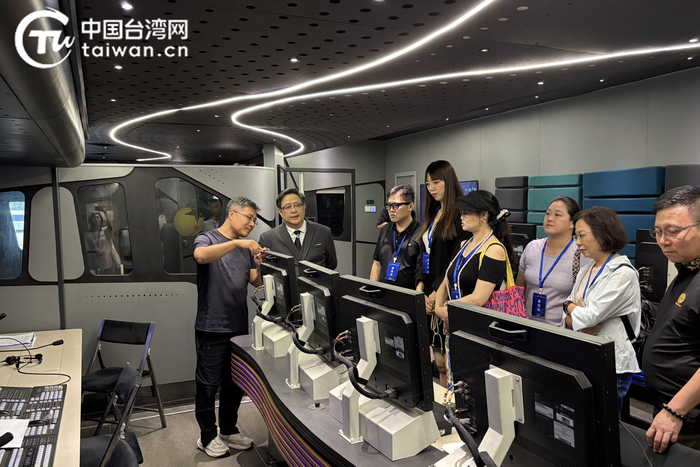 两岸媒体人参观辽宁广播电视台4K超高清全媒体转播车。（中国台湾网记者 刘琳 摄）