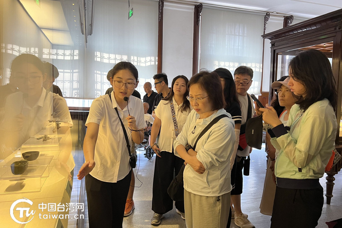 两岸媒体人在旅顺博物馆聆听讲解。（中国台湾网记者 刘琳 摄）