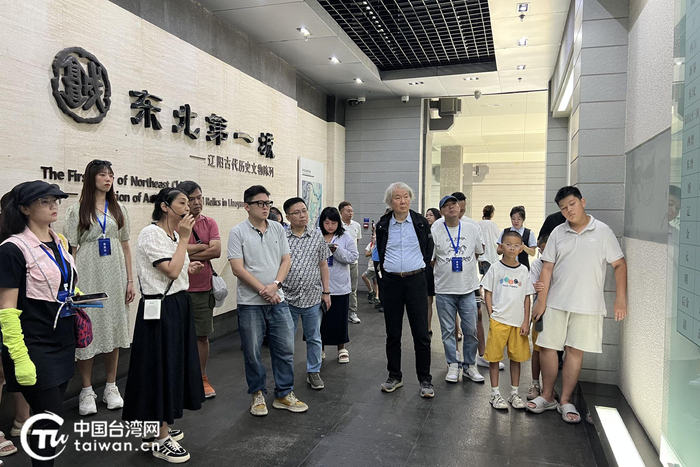 两岸媒体人在辽阳博物馆聆听讲解。（中国台湾网记者 刘琳 摄）
