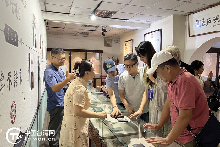 两岸媒体人在松花石砚博物馆参访交流。（中国台湾网记者 刘琳 摄）